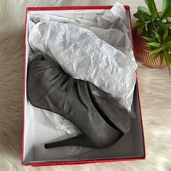 guess • side zip peep toe rouched bootie heels - Picture 12 of 13